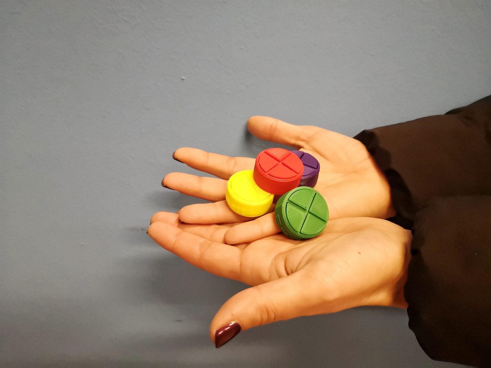 JISADER Pedine Multicolori, Pezzi degli Scacchi, Dadi Inclusi, Dadi da Gioco a 6 Facce, Pezzi degli Scacchi di pedine Multicolori, pedine in Legno per la
